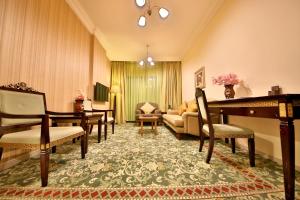 阿吉曼中城家具公寓的客厅配有钢琴和沙发