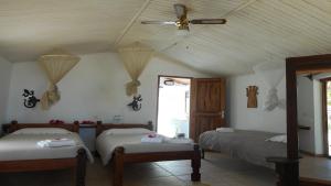 Andavadoaka拉古娜布鲁 - 马达加斯加度假酒店的一间卧室配有两张床和吊扇
