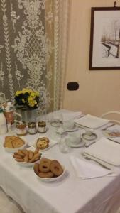 比利亚尔圣科斯坦佐Casa Margherita的一张白色桌子,上面放着食物板
