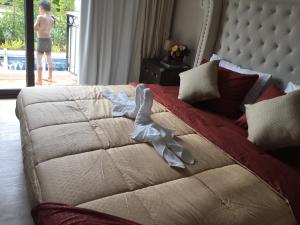 乔木提恩海滩Venetian Signature PoolAccess Resort Jomtian Pattaya的一间卧室配有一张带白色被子的床