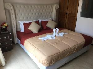 乔木提恩海滩Venetian Signature PoolAccess Resort Jomtian Pattaya的一张带两个白色毛巾的床