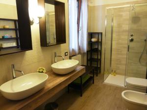 卡西纳佩齐花园住宿加早餐旅馆的一间带两个盥洗盆和淋浴的浴室