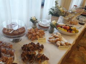 帕拉蒂科Hotel Stazione sul lago di Iseo的一张桌子上有很多种不同的食物