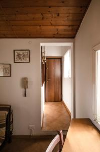 博洛尼亚Sigismondo apartment的走廊上,房间设有木门
