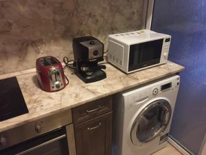 索非亚Pirotska Apartment GN / FREE GARAGE的厨房柜台配有微波炉和烤面包机。