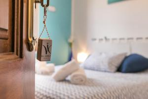特吉塞Villa El Jable Lanzarote的一间卧室配有带毛巾的床