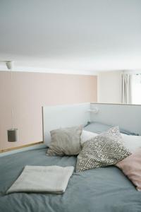 柏林摩登设计公寓的床上有2个枕头