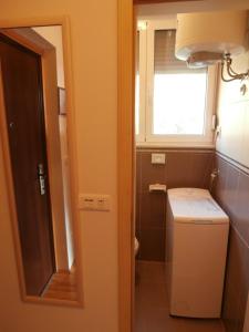 斯普利特Apartment studio Mia-beach in Split的一间带卫生间和窗户的小浴室