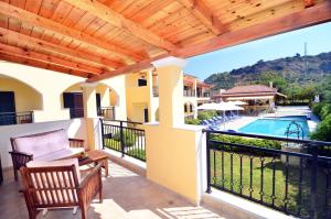 卡拉马孔缪斯赞特别墅酒店的享有游泳池景致的阳台