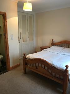 阿基尔High Road Cottage的一间带木床的卧室和一间浴室