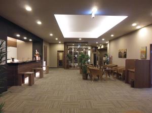 多贺城市路线宾馆 - 多贺城站东的大堂设有桌子和钢琴等候区