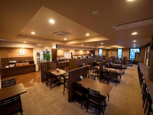 多贺城市路线宾馆 - 多贺城站东的一间带桌椅的餐厅和一间酒吧