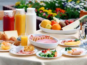北九州小仓皇冠饭店的餐桌上摆放着食物和饮料