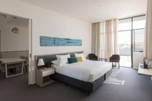 福林德斯弗林德斯酒店的配有一张床和一张书桌的酒店客房