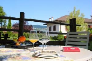 布雷斯Casa Artz的两杯葡萄酒坐在桌子上,享有美景