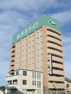 藤枝藤枝驿北路线酒店的一座大建筑,上面有标志
