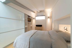 斯特拉斯堡LE LOFT 67的卧室配有一张白色大床