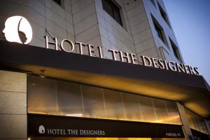 首尔设计师弘大酒店的设计师在大楼前标的酒店