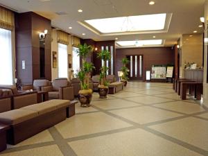 室兰东室兰站前路线酒店的大堂设有带沙发和植物的等候区