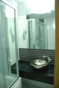 瑟奇科伊金帕拉斯酒店 的一间带水槽和镜子的浴室
