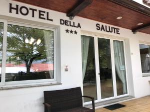 Monte Grimano TermeHotel "La Salute"的大楼一侧的酒店礼仪标志