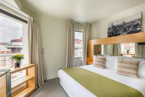 马德里阿里西亚室友酒店的一间设有大床和窗户的酒店客房