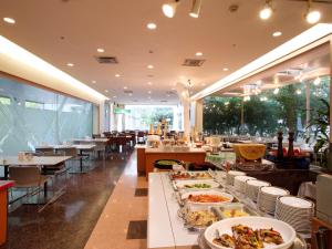 北九州北九州皇冠饭店的展示了许多食物的餐厅