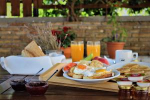 维蒂纳尼科洛普卢庄园旅馆的一张桌子,上面有一盘早餐食品和饮料