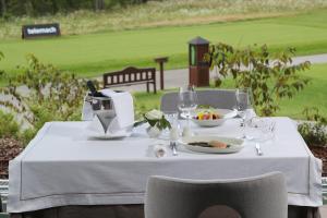 布莱德国王&湖之家高尔夫球场皇家布莱德酒店 的一张桌子,上面放着一盘食物和酒杯