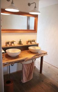 萩市Ruco的浴室设有木台上的两个盥洗盆