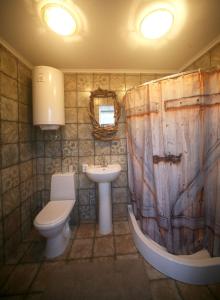 图利斯基На опушке的浴室配有卫生间、盥洗盆和浴缸。