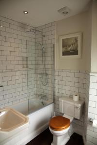 康威艾尔斯奇恩阿姆斯宾馆的浴室配有卫生间、浴缸和水槽。