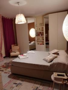 波坦察Notti di luna的一间带大床的卧室和一间客厅