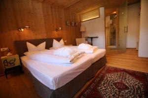 加舒恩萨拉蒂娜生态酒店的卧室配有一张带白色床单和枕头的大床。