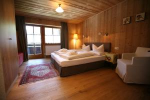 加舒恩萨拉蒂娜生态酒店的一间带一张大床的卧室,位于带木墙的房间