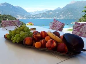 佩尔莱多Villa Silvi piscina sauna e hot tub的一张桌子上的水果盘,享有美景