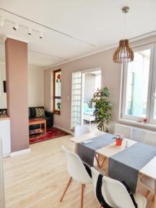 布达佩斯Rumbach Terrace Apartment的用餐室以及带桌椅的起居室。