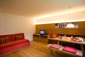 普拉托·阿罗·斯泰尔维奥古斯塔夫尼公寓的客厅配有红色的沙发和桌子