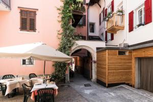 博尔戈San Giorgio的室外餐厅设有桌子和遮阳伞