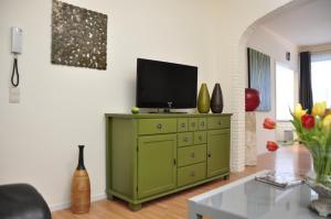 安特卫普"2600"的客厅配有绿色梳妆台和电视机