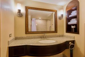 阿塔斯卡德罗阿塔斯卡戴罗智选假日套房酒店的一间带水槽和镜子的浴室