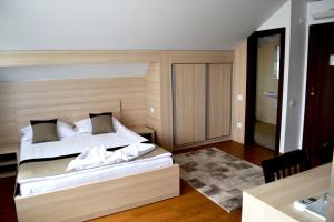 塔古玖Casa Caroli的一间卧室配有一张带木制床头板的床