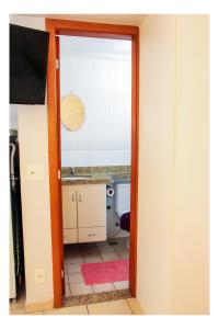 戈亚尼亚Flats Service Bueno的通往带卫生间的浴室的开放式门