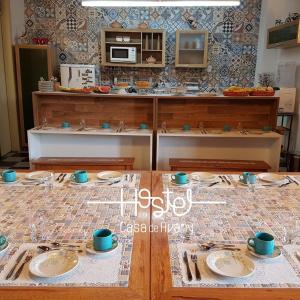 卡舒埃拉Hostel Casa de Avany的厨房里一张桌子,上面摆放着盘子和餐具