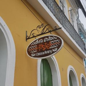 卡舒埃拉Hostel Casa de Avany的挂在建筑物边的标志