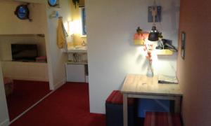 阿姆斯特丹Houseboat Dokstroom的一间厨房,内设桌子和柜台