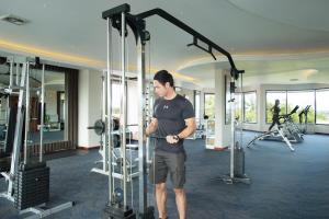 庞卡兰布翁格兰德科库邦酒店的在健身房锻炼的男人