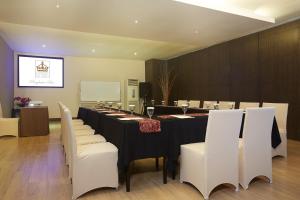 庞卡兰布翁格兰德科库邦酒店的一间会议室,配有长桌和白色椅子