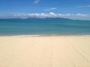 湄南海滩The Cosy Maenam Beach Resort的海滩以海洋和山脉为背景