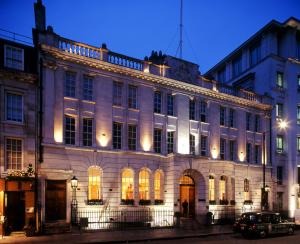 伦敦伦敦法院酒店的一座白色的大建筑,灯火通明